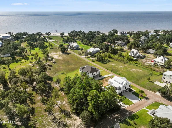 102 Seabrook Dr #43, Waveland, MS 39576
