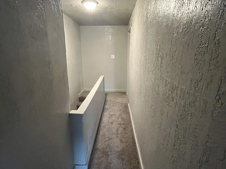 615 W Locust St — Photo 8
