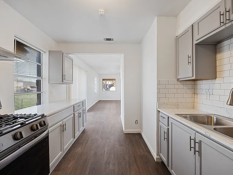 3827 Vineyard Dr — Photo 6