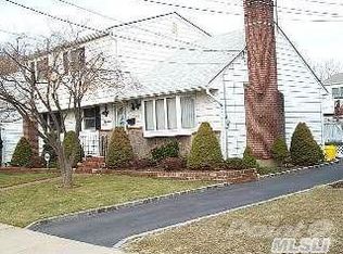 15 Prose St, Hicksville, NY 11801
