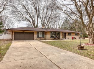 W225N363 Lexington Dr, Waukesha, WI 53186