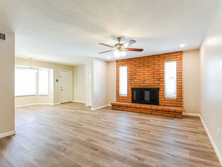 301 E Keogh Dr — Photo 4