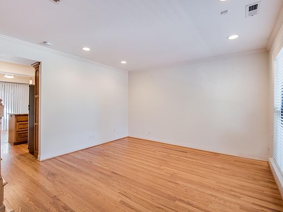 4th image of 4000 Oak St APT 21