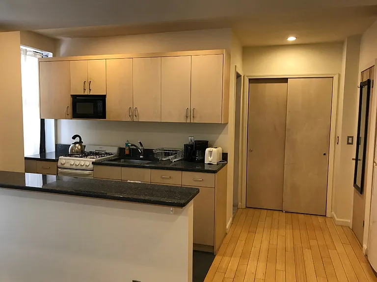 205 W 15th St #1P — Photo 4