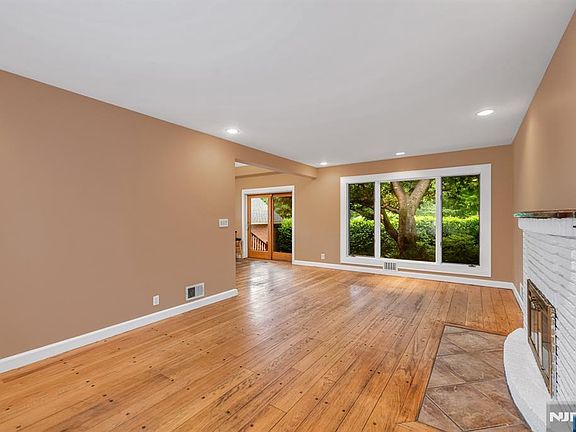 4th image of 574 Chestnut St