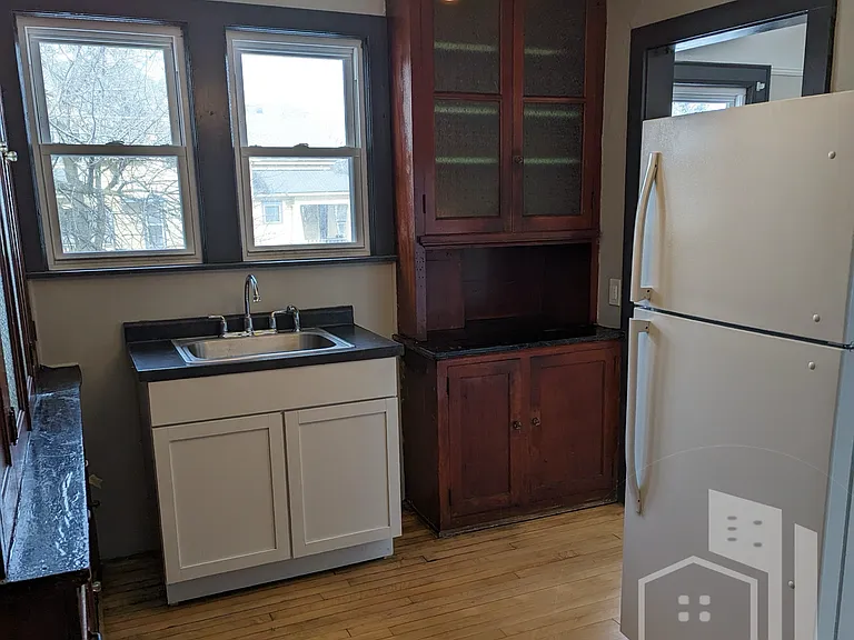 205 W Ring St #B — Photo 4