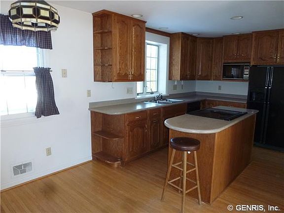 5th image of 12 High Hill Dr