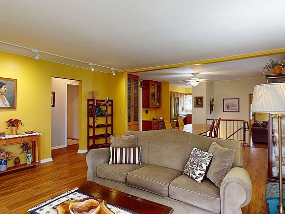 4th image of 1002 13th Ave NW