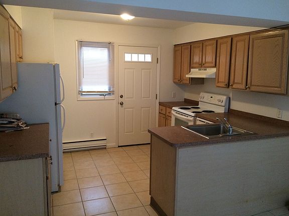 2nd image of 141 Manorhaven Blvd #G