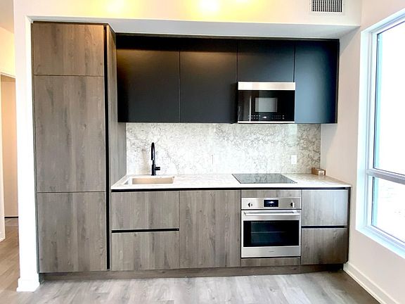 3rd image of 108 Peter St #4902