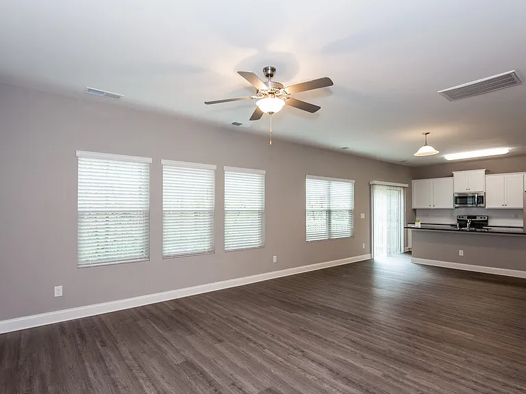 421 Breezewood Dr — Photo 4