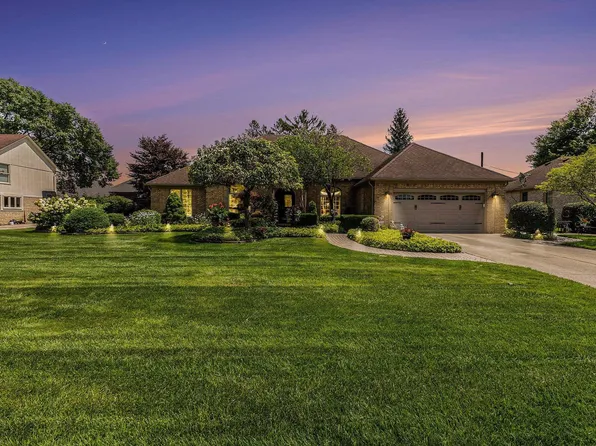 53096 Robinhood Dr, Shelby Township, MI 48315