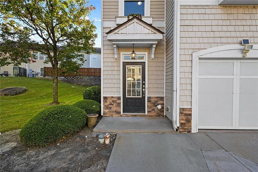 3 bed, 2.5 bath, 1696 sqft, $3,300 — Photo 4