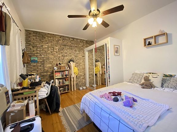 3rd image of 931-35 W Cornelia Ave #B