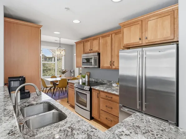 8685 South Deerwood LANE, Franklin, WI 53132