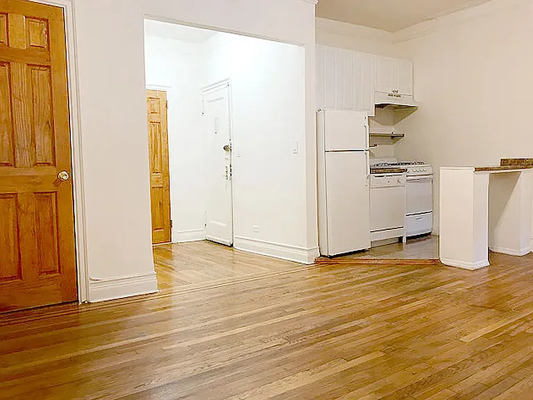 239 E 39th St #3R — Photo 2