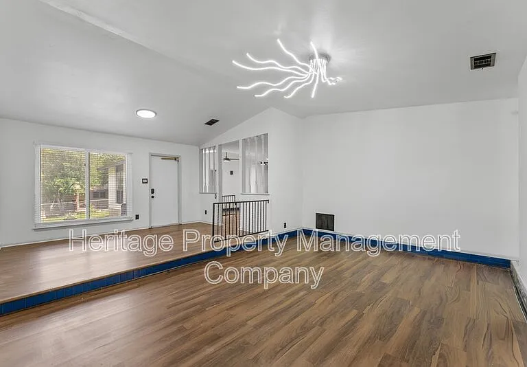 2526 Town Briar St — Photo 8