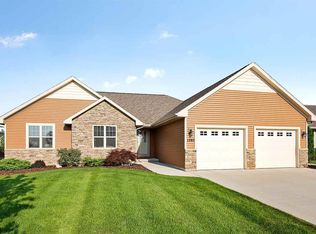 1380 Lear Ln, De Pere, WI 54115