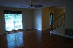 4th image of 2242 Eastview Dr
