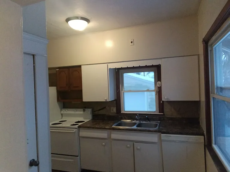 1130 Porter St — Photo 3