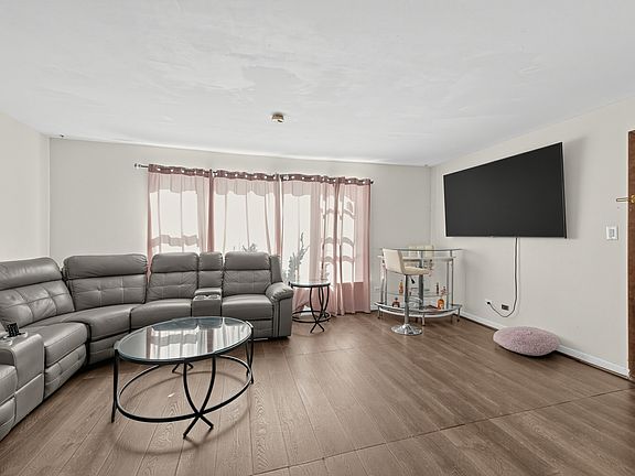 2nd image of 370 Prairie Ave