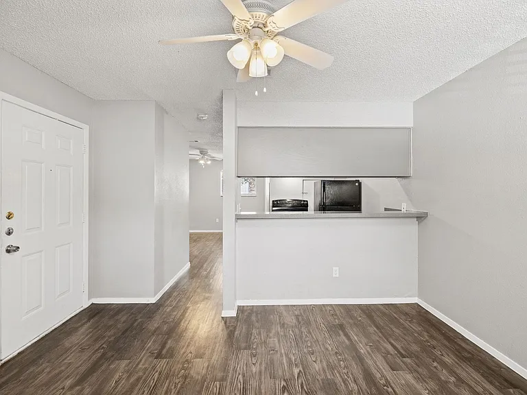 Awesome open Studio Apartments Close to Downtown — Photo 23
