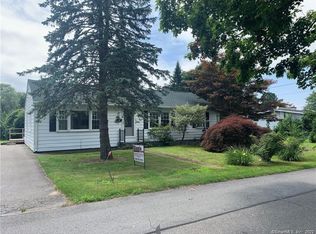 21 Howard St, Old Saybrook, CT 06475