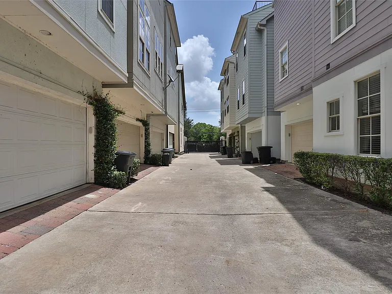 3257 Maxroy St — Photo 39