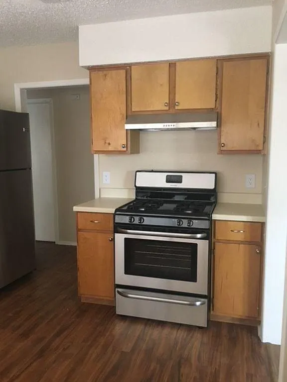 2 bed, 1.0 bath, 1043 sqft, $1,550 — Photo 2