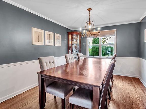 5th image of 372 Sprucewood Ter