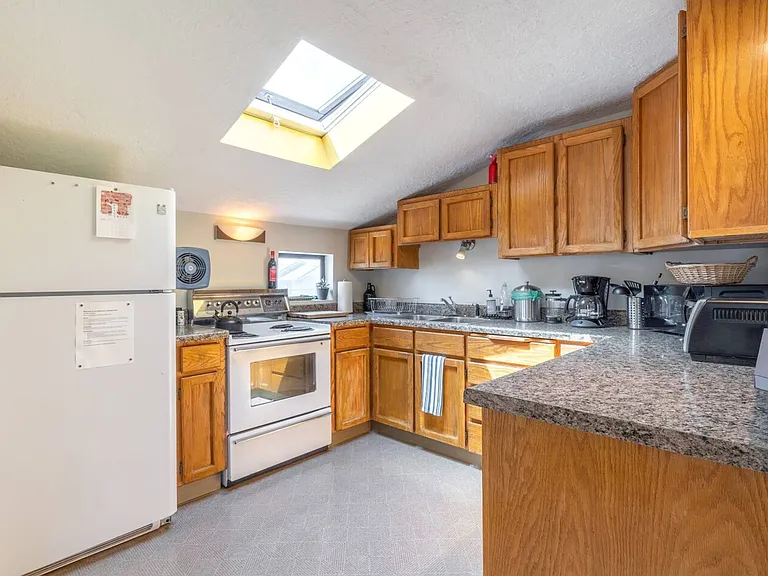 605 NE Liberty St #B — Photo 5