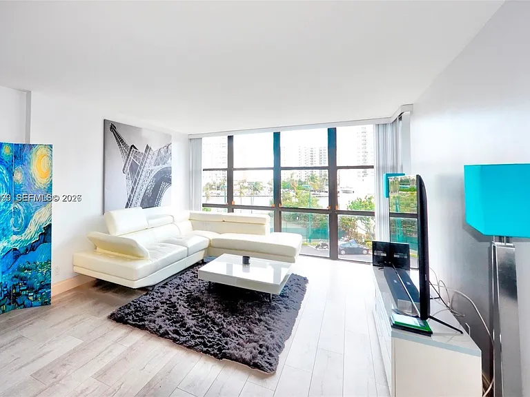 1000 Parkview Dr #426 — Photo 2
