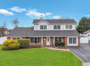 40 Sequoia Way, Holbrook, NY 11741