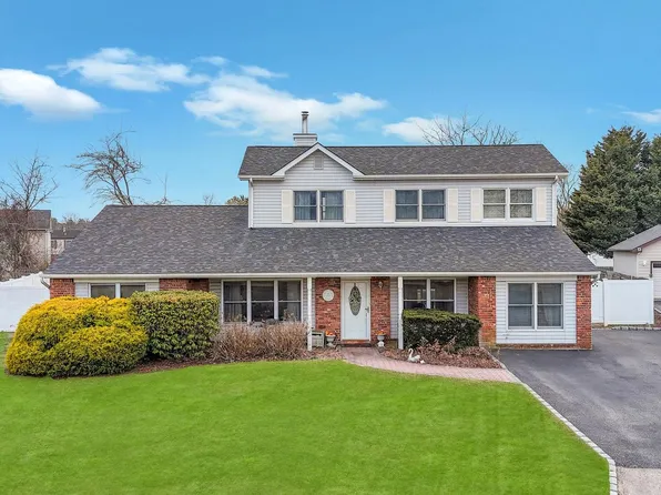 40 Sequoia Way, Holbrook, NY 11741