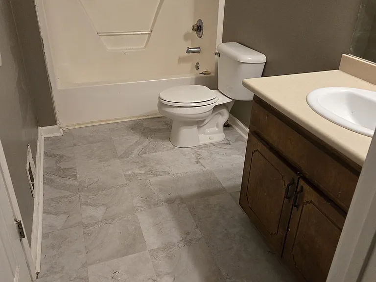208 Glendale Ct — Photo 6