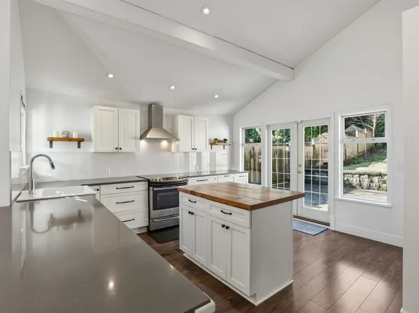 3015 Royal Ave, North Vancouver, BC V7K 1Y6