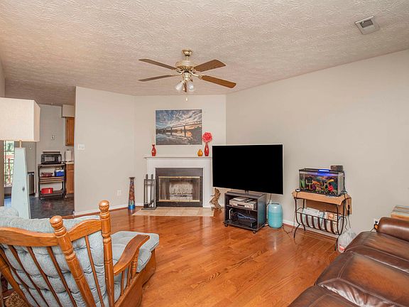 3rd image of 717 Shady Springs Ln