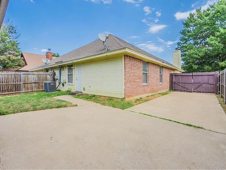 2709 Brittany Dr — Photo 13