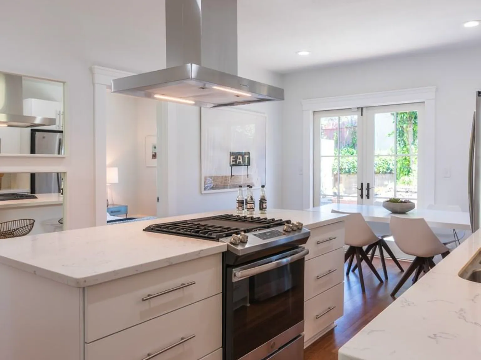 2 bed, 892 sqft, $3,550 — Photo 3
