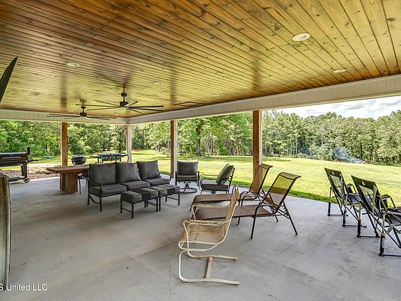 4th image of 486 Holifield Cir