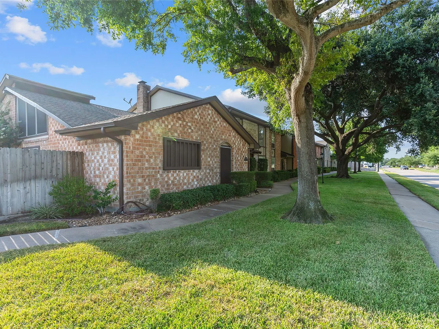 2 bed, 2.0 bath, 1618 sqft, $1,875 — Photo 2