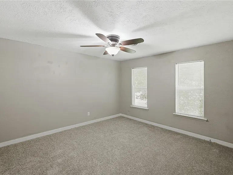 112 Williams St — Photo 22