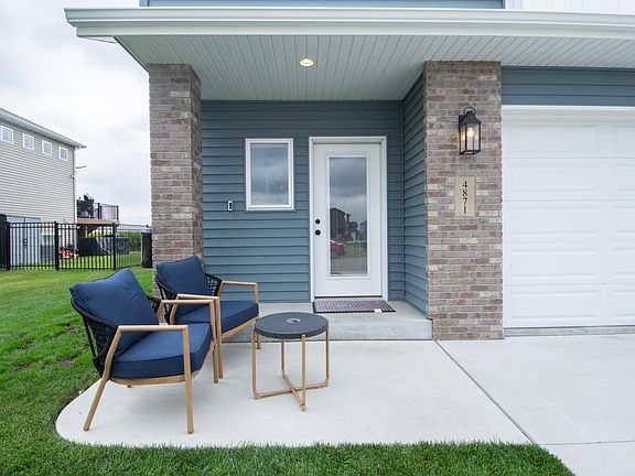 2nd image of 4871 Hampton Cir S