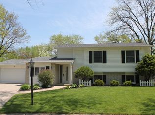 3 Macarthur Ct, Buffalo Grove, IL 60089