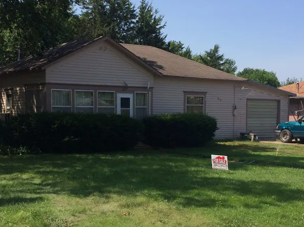 517 W 3rd St, Axtell, NE 68924