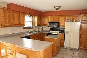 3rd image of 873 Glenlake Dr