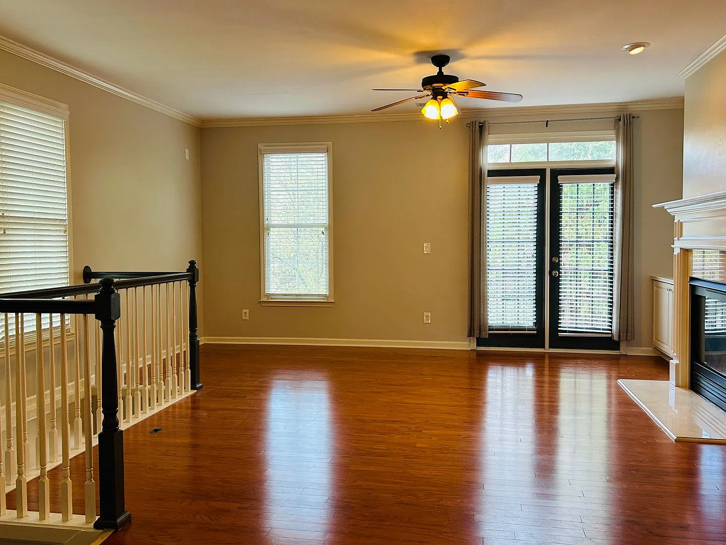 Beautiful townhome! 1 car garage, sunroom, glass shower, soaking tub, large room, kitchen w/island! — Photo 4