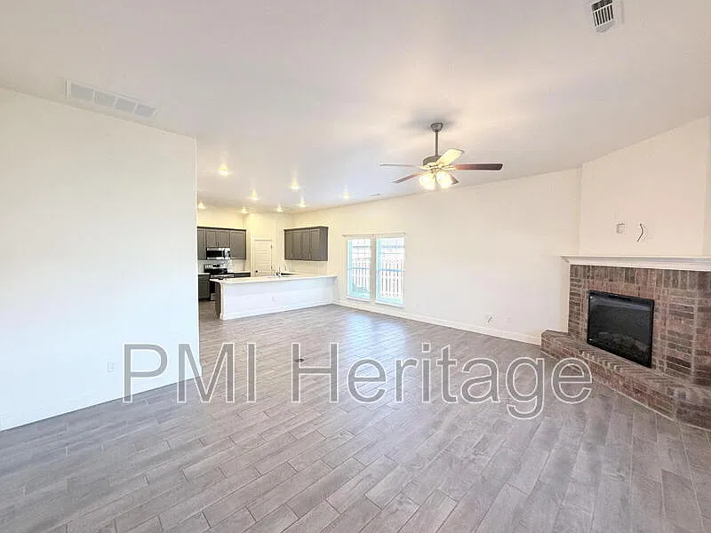3 bed, 2.0 bath, 1950 sqft, $1,790 — Photo 4