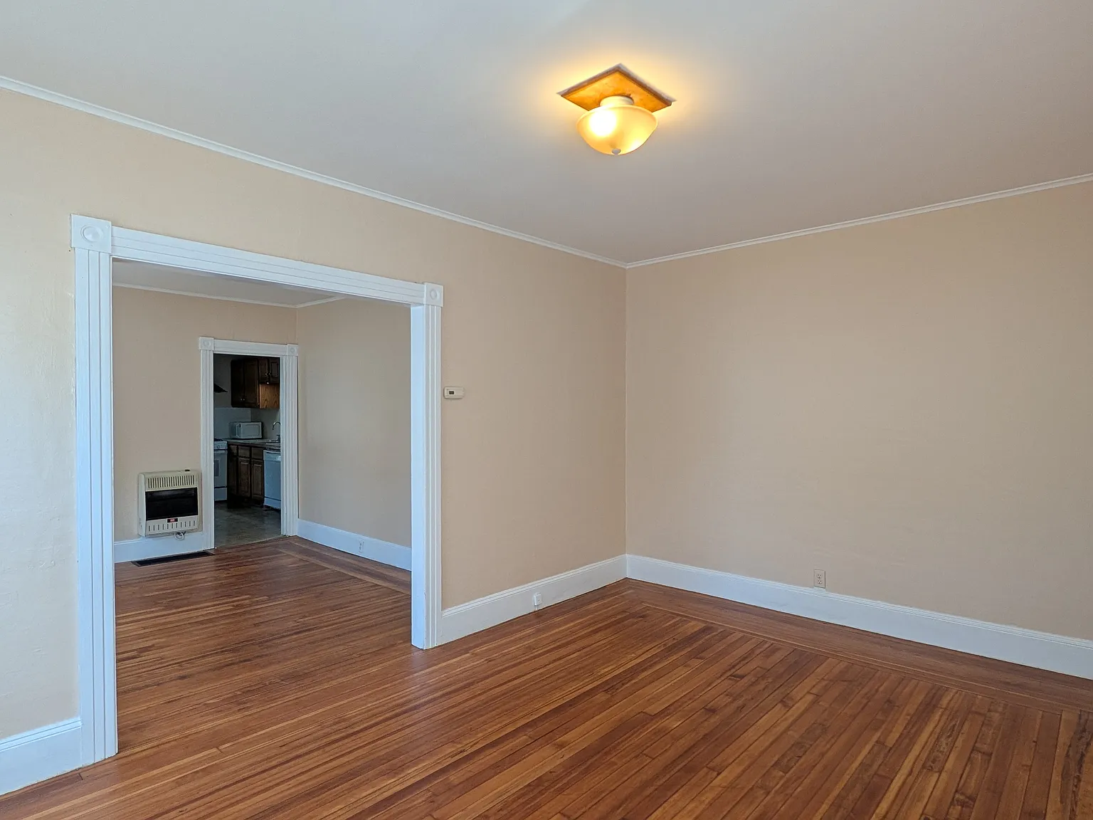 5 bed, 1254 sqft, $2,400 — Photo 3
