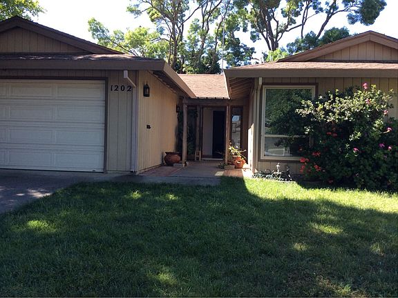 3rd image of 1202 Menlo Dr